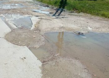 Vecinos de Buenaventura denuncian enormes cráteres en avenida principal