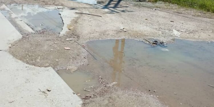 Vecinos de Buenaventura denuncian enormes cráteres en avenida principal