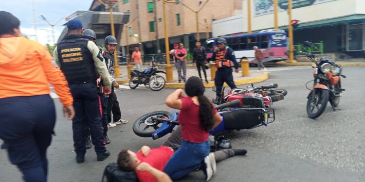 Dos motos colisionaron en la Cedeño: un lesionado (Fotos)