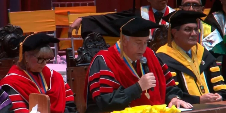 Universidad de Carabobo graduó a 400 profesionales