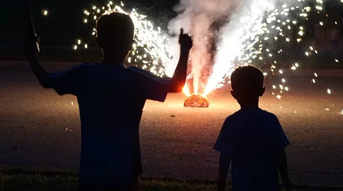 Los menores de edad no deben manipular fuegos artificiales