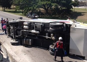 Un lesionado tras volcamiento de un camión recolector de basura