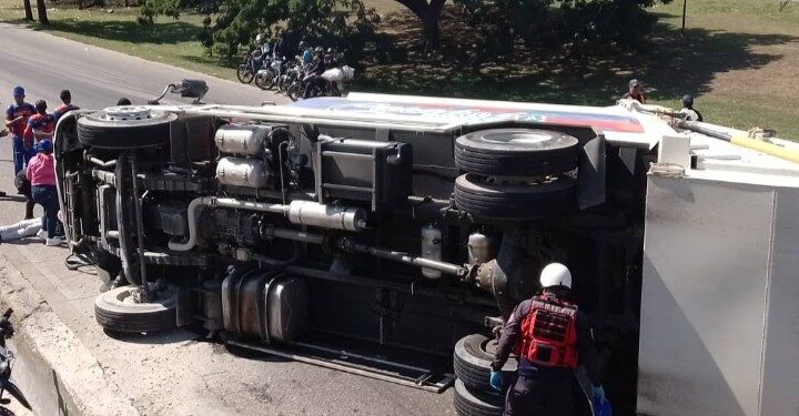 Un lesionado tras volcamiento de un camión recolector de basura