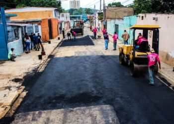 Más de 10.000 toneladas de asfalto colocó la gestión de Ana González en vías de Naguanagua durante el año 2024