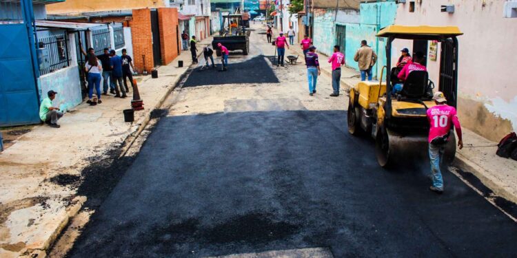 Más de 10.000 toneladas de asfalto colocó la gestión de Ana González en vías de Naguanagua durante el año 2024