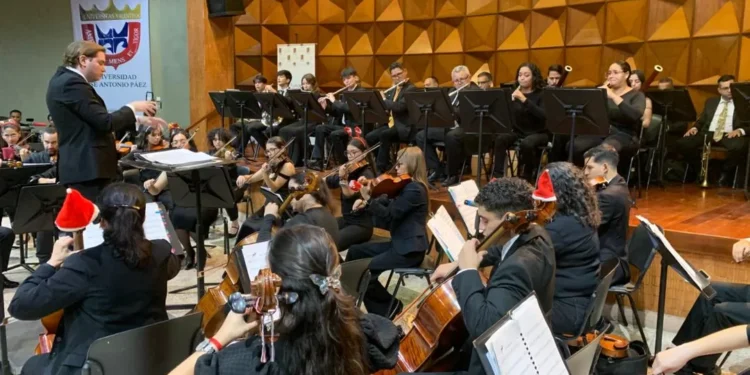 Orquesta Sinfónica de Carabobo celebró concierto navideño en la UJAP