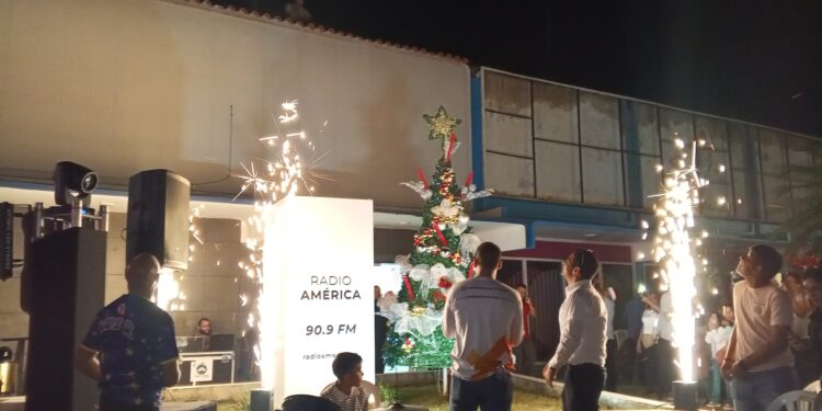 Radio América encendió su Árbol de Navidad 2024