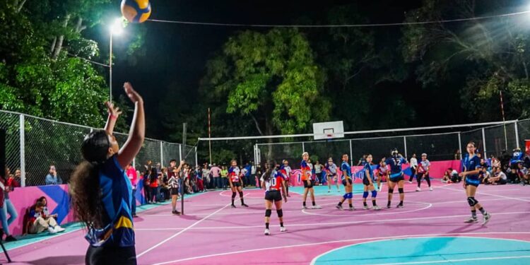 Alcaldesa Ana González reinauguró cancha deportiva de Las Quintas de Naguanagua