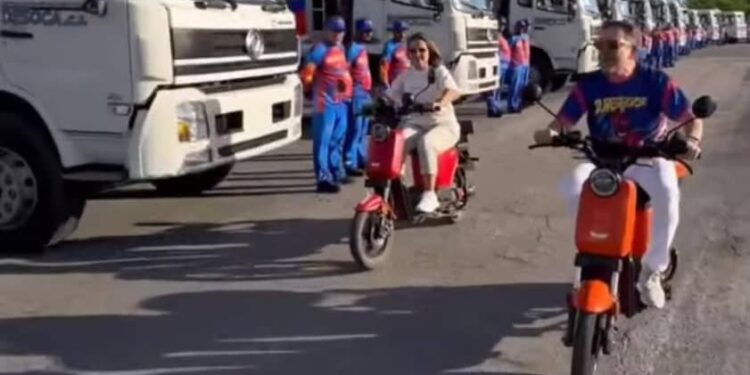 Lacava entrega camiones de basura a nueva alcaldesa de Valencia Dina Castillo