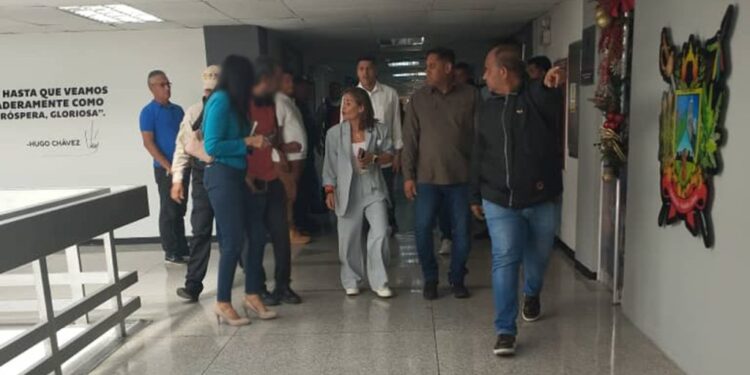 Dina Castillo fue juramentada como alcaldesa de Valencia ante la renuncia de Fuenmayor