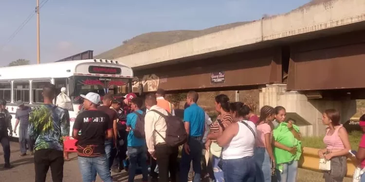 Vehículo de transporte público chocó y dejó varios heridos en la ARC