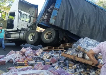 Un lesionado leve tras volcamiento de gandola con pasta en la Autopista del Este