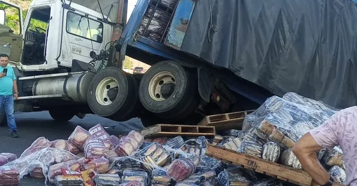 Un lesionado leve tras volcamiento de gandola con pasta en la Autopista del Este
