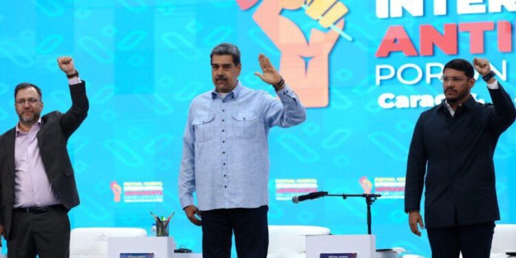 Uribe pide intervención militar en Venezuela y Maduro le responde: «Te espero en el campo de batalla»