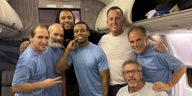 Liberan a los 6 estadounidenses presos tras visita de enviado de Trump