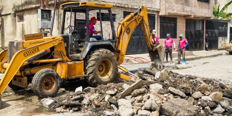 Alcaldesa Ana González inicia rehabilitación de calle Las Marías