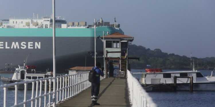 Canal de Panamá niega haber librado a EE UU de tarifas