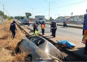 Choque contra un poste deja un muerto y dos heridos en la autopista