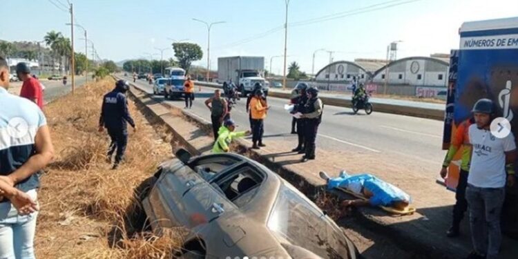 Choque contra un poste deja un muerto y dos heridos en la autopista