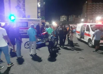 Colisión de dos motos deja tres lesionados en la entrada de playa Waikiki