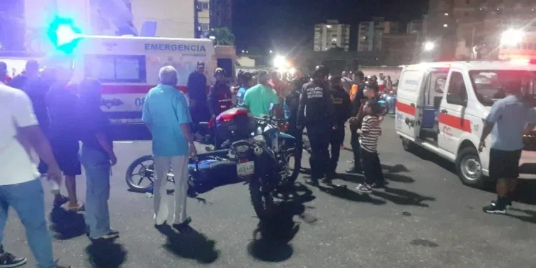 Colisión de dos motos deja tres lesionados en la entrada de playa Waikiki