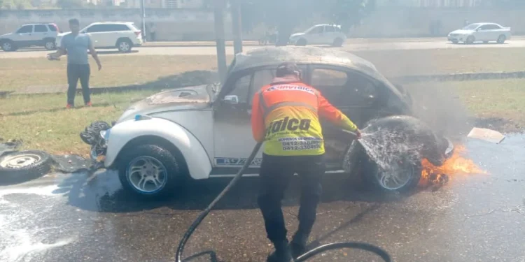 Escarabajo se prendió en llamas en la Autopista del Este