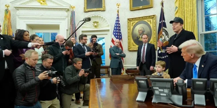 Trump caza su primera pelea con la agencia de noticias AP