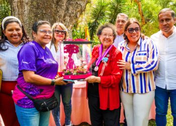 Alcaldesa de Naguanagua condecoró a la diputada María León
