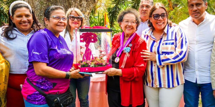 Alcaldesa de Naguanagua condecoró a la diputada María León