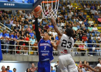 Zamora y Tovar llevaron a Trotamundos al triunfo 77-75
