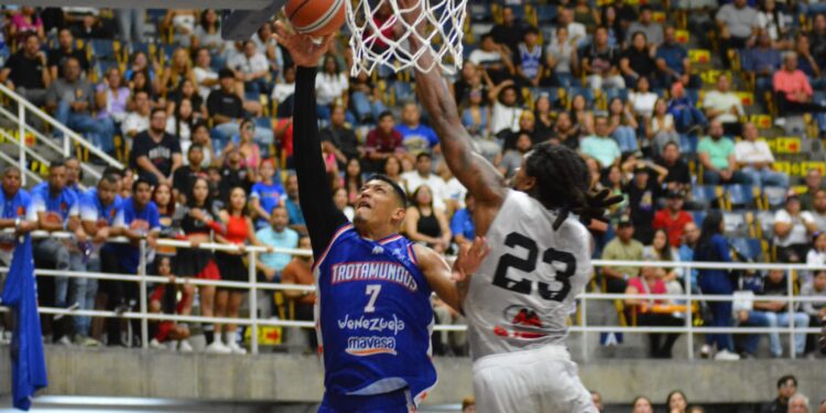 Zamora y Tovar llevaron a Trotamundos al triunfo 77-75
