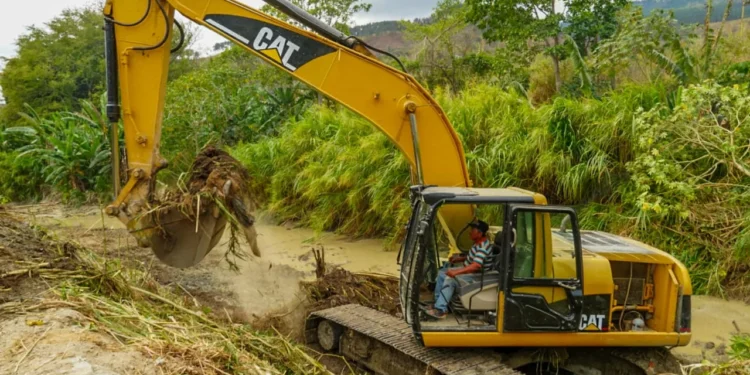 Alcaldesa González lidera limpieza del río Agua Linda