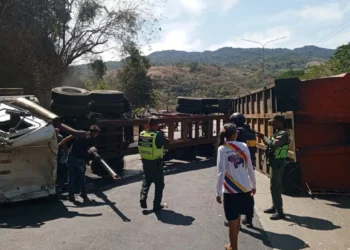 Volcamiento de gandola deja un fallecido en la autopista