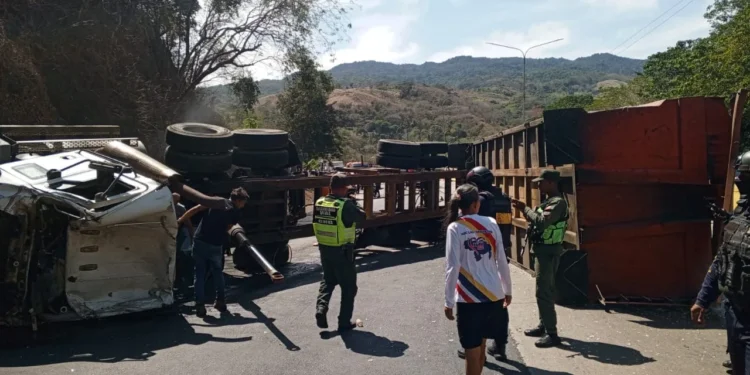 Volcamiento de gandola deja un fallecido en la autopista