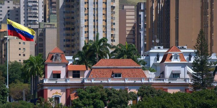 Ajustan horario laboral para trabajadores públicos por aumento de temperaturas