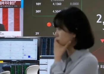 El dólar y las bolsas caen por aranceles de Trump