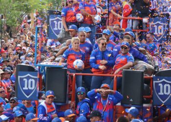 Lacava cerró su campaña desde la Av. Sesquicentenaria