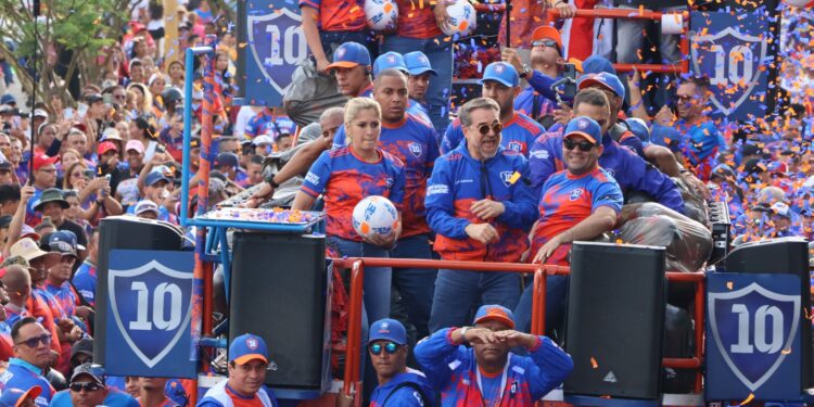 Lacava cerró su campaña desde la Av. Sesquicentenaria