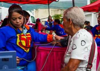 Abuelos de Valle Verde beneficiados con jornada social