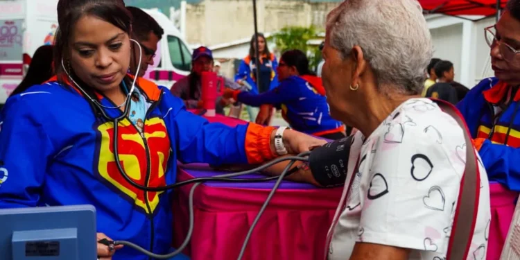 Abuelos de Valle Verde beneficiados con jornada social