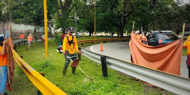 Invialca continúa con operativos de mantenimientos en autopistas de Carabobo