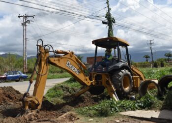 Realizan sustitución de tuberías en sector Monte Sinaí