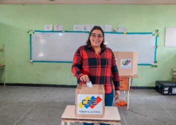 Alcaldesa Ana González destacó la afluencia constante de electores en el simulacro electoral