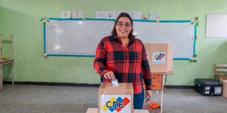 Alcaldesa Ana González destacó la afluencia constante de electores en el simulacro electoral