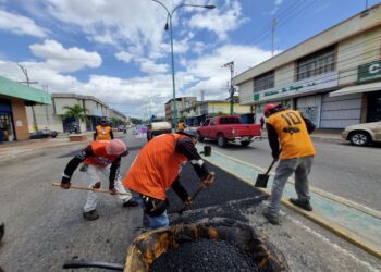 Avanza asfaltado en principales zonas de Los Guayos