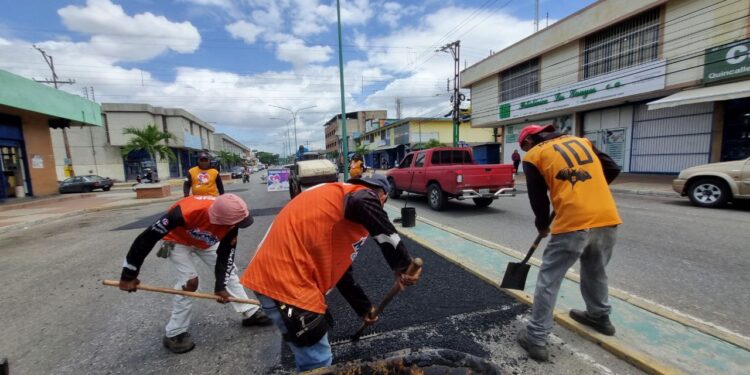 Avanza asfaltado en principales zonas de Los Guayos