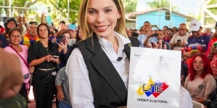 Elizabeth Niño recibe credencial como alcaldesa de Naguanagua