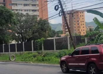 Vecinos de Agua Blanca exigen sustitución de poste