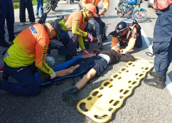 Motorizado impactó contra autobús estacionado en la ARC