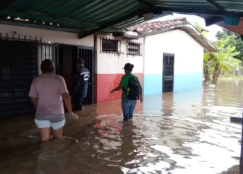 Vecinos del sector Caraquita en Carlos Arvelo luchan por recuperar sus hogares tras inundaciones